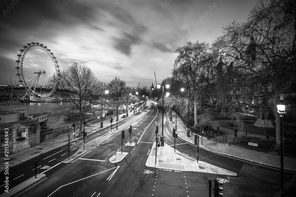 Wall mural panorama of london northumberland avenue in black and white