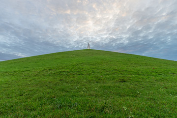 Obraz premium art, attraction, belvedere, britain, buckingamshire, campbell, center, centre, england, grass, great, hill, icon, keynes, light, lijn, lilianie, milton, park, piramid, pleace, pyramid, see, sky, top, 