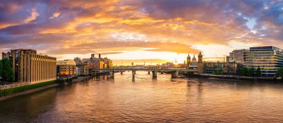 Fototapeta premium Sunset panorama of Southwark bridge in London, England