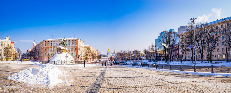 Sofiyivska square panorama with Bohdan Khmelnytsky Monument in Kiev | Ukraine 
