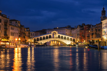 Obraz premium Most Rialto i kanał Garnd w nocy w Wenecji, Włochy