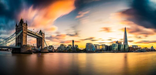 Poster Panorama van Tower Bridge bij zonsondergang in Londen, VK © Pawel Pajor