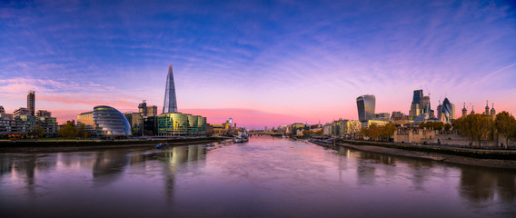 Fototapeta na wymiar Sunrise panorama of Thames river in London
