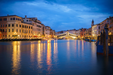 Fototapeta na wymiar Rialto bridge and Garnd Canal at night in Venice, Italy