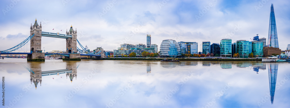 Canvas Prints Panoramic View of City London with reflection