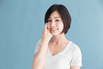 白T・女性・ブルーバック
