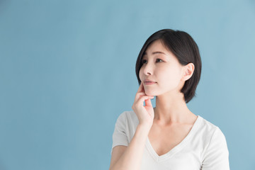 白T・女性・ブルーバック