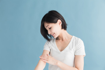 白T・女性・ブルーバック