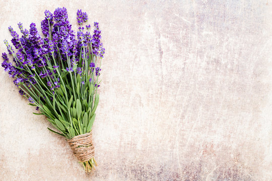 Fototapeta Lavender flowers, bouquet on rustic background, overhead.