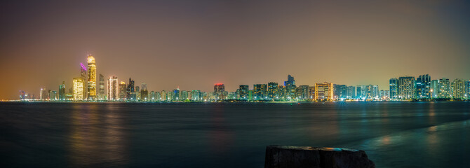 Fototapeta na wymiar Skyline panorama of Abu Dhabi, UAE