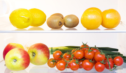 Fototapeta na wymiar Obst und Gemüse im Kühlschrank