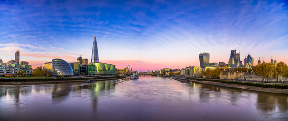 Fototapeta premium Sunrise panorama of London landmarks 