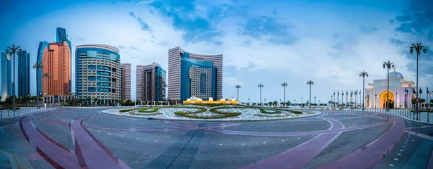 Papier Peint photo autocollant Abu Dhabi Beau panorama de soirée des gratte-ciel et du palais présidentiel à Abu Dhabi, Émirats Arabes Unis