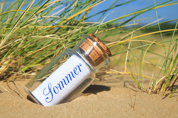 Flaschenpost am Strand: Sommer