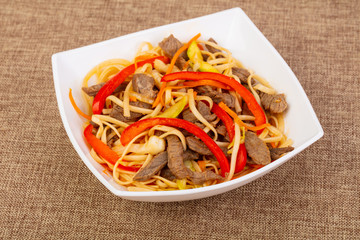 Wok noodle with beef and vegetables