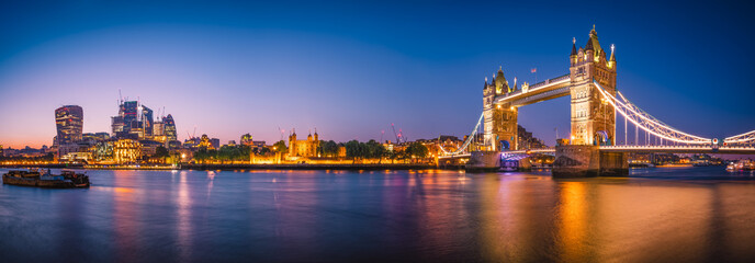 Fototapeta na wymiar Beautiful skyline panorama of London landmarks | England 