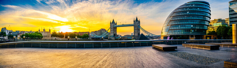 Riverside sunrise panorama of London landmarks  - obrazy, fototapety, plakaty