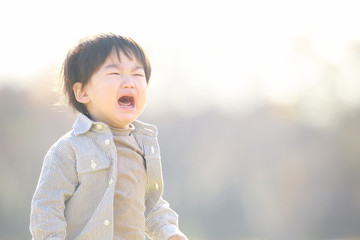 泣く子ども