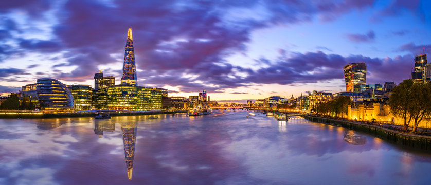  London skyline panorama at blue hour © Pawel Pajor