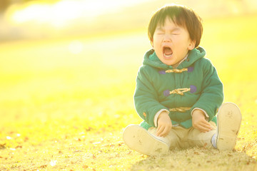 泣く子ども