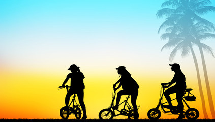 Obraz premium Silhouette group friend and bike relaxing on blurry sky background.