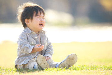 泣く子ども