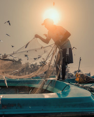 Silhouette of a fisherman in Sri Lanka - obrazy, fototapety, plakaty