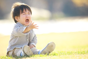 泣く子ども