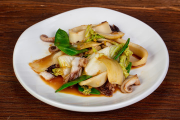 Fried squid with green peas