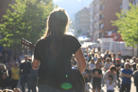 chica tocando la guitarra concierto 4M0A6983-f18