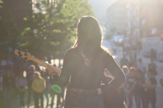 chica tocando la guitarra concierto 4M0A7086-f18