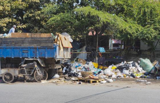 Müllsammelstelle in einer Seitenstrasse in Mandalay, Myanmar