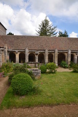 CLOÎTRE ET JARDIN DU PRIEURÉ  DE VAUSSE (13 éme Siècle) BOURGOGNE FRANCE