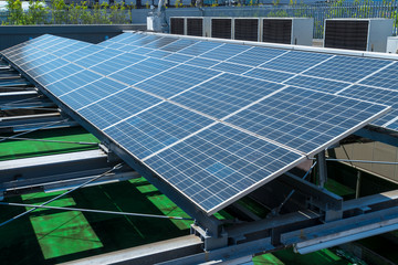 ビル屋上の太陽光発電パネル１