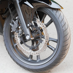 Fototapeta premium Układ hamulcowy motocykla na przednim kole