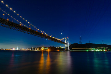 夜の関門海峡。橋にかかる月と金星