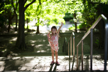 公園で遊ぶ女の子