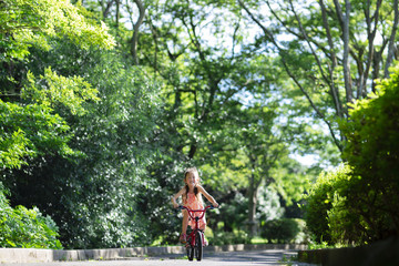 自転車に乗る女の子