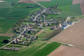 Obraz premium vue aérienne du village de Hancourt dans la Somme en france