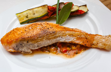 saumon poêlée, légumes grillés et sauce macédoine