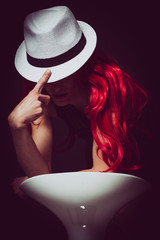 Femme sexy aux cheveux rouge