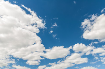 Fototapeta premium Blauer Himmel mit weißen Wolken 