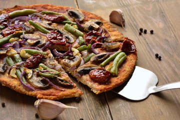 Pizza with mushrooms, sun-dried tomatoes, green beans and onions