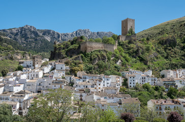 Fototapeta na wymiar Picturesque town Cazorla with moorish fortress tower La Yerda and typical white houses surrounded by mountain range Sierra de Cazorla. Andalusia, Spain