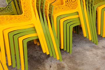 chaises empilées