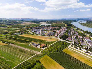 Fototapeta na wymiar Deutschland, Rheinland-Pfalz. Heidesheim am Rhein , Rhein. Blick über Heidesheim auf den Rhein