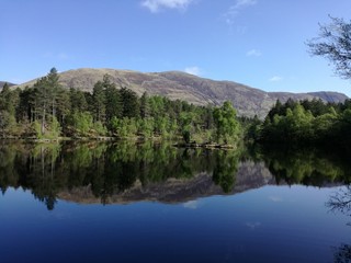 Fototapeta na wymiar mirror lake in the scottish highlands