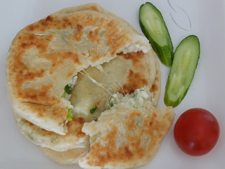 Vegetarisch, teig taschen gef&uuml;llt mit k&ouml;rniger frischk&auml;se, mozarella, schnittlauch, dill und petersilie. Dazu schmeckt frische gem&uuml;se.