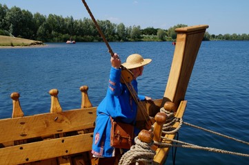 Ein Römischer Seefahrer schaut wie tief das Wesser unter dem Kiel ist.