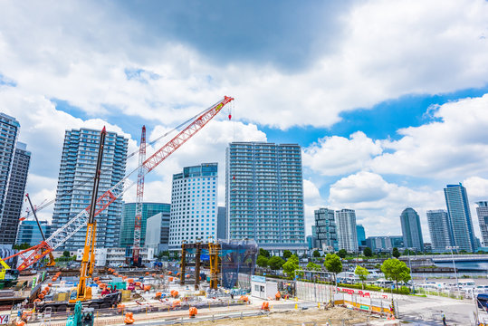 横浜の高層マンションと建設現場 Construction work of high-rise building
